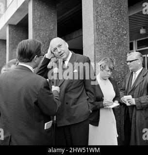 The Aberfan Tribunal, Cardiff, , South Wales, 20.. April 1967 Lord Robens spricht heute in Cardiff mit der Presse die Aberfan-Katastrophe war ein katastrophaler Zusammenbruch einer kollidierenden Beute im walisischen Dorf Aberfan, in der Nähe von Merthyr Tydfil. Er wurde durch eine Ansammlung von Wasser im angesammelten Fels und Schiefer verursacht, die plötzlich in Form von Schlamm bergab zu rutschen begann und am 21.. Oktober 1966 die Pantglas Junior School darunter verschlang und 116 Kinder und 28 Erwachsene tötete. Das ursprüngliche Schulgelände ist heute ein Gedenkgarten. Stockfoto