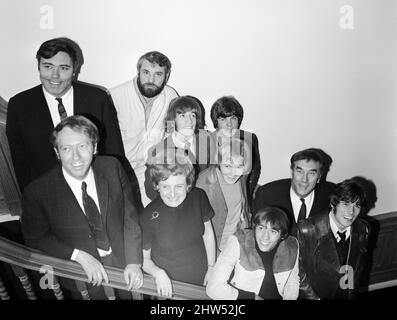 Fotocall & News Pressekonferenz zur Bekanntgabe der Fusion der Robert Stigwood Organisation, die als persönliche Manager für die Bee Gees & Cream fungiert und die mit als Management Limited (die den Interessen von etwa 40 Schriftstellern, Regisseuren, Produzenten Komponisten Filmtechnikern ... etc. Dient) zusammenführt. Das derzeitige Board of Directors von IT (als Management) umfasst Frankie Howerd, Ray Galton und Alan Simpson. Alan Simpson Ray Galton David Shaw Frankie Howerd Robert Stigwood Beryl Vertue The Bee Gees Barry Gibb Maurice Gibb Robin Gibb Vince Melouney Colin Peterson Stockfoto