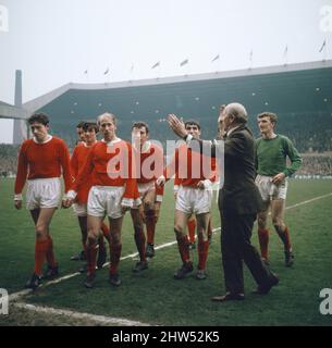 Die Saison 1966-67 war die Saison 65. von Manchester United in der Football League und die Saison 22. in Folge in der obersten Liga des englischen Fußballs. Sie beendeten die Saison zum siebten Mal in ihrer Geschichte und zum fünften Mal unter der Leitung von Matt Busby, aber dies wäre ihr letzter Titel in der obersten Liga seit 26 Jahren.(Bild zeigt) Manager Sir Matt Busby klatschte die Spieler vom Spielfeld. 13. Mai 1967 Stockfoto