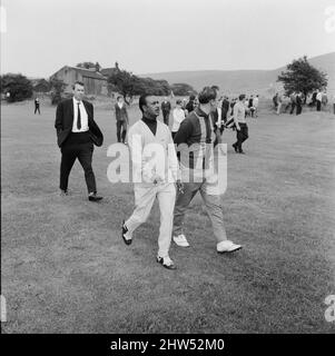 Der südafrikanische Golfer Sewsunker Sewgolum im Stalybridge Stamford Golf Club nahm an einem Einladungsspiel gegen zwei der besten Spieler des Clubs, Barry Sidebottom und Colin C Gill, Teil, um sich auf die bevorstehenden British Open vorzubereiten. Als Partner von Swegolum war Mike Hoyle. 14.. Juli 1967. Stockfoto