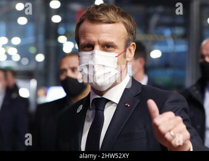 Paris, Frankreich. 11.. November 2021. Das am 11. November 2021 aufgenommene Foto zeigt den französischen Präsidenten Emmanuel Macron bei der Ankunft zur Eröffnungsfeier des Pariser Friedensforums 4. in der Grande Halle de la Villette in Paris, Frankreich. Der französische Präsident Emmanuel Macron hat am Donnerstag offiziell angekündigt, dass er bei den für April anberaumen Präsidentschaftswahlen für eine zweite Amtszeit kandidieren wird. Kredit: Gao Jing/Xinhua/Alamy Live Nachrichten Stockfoto