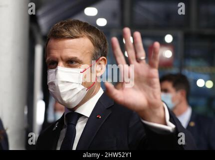 Paris, Frankreich. 11.. November 2021. Das am 11. November 2021 aufgenommene Foto zeigt den französischen Präsidenten Emmanuel Macron bei der Ankunft zur Eröffnungsfeier des Pariser Friedensforums 4. in der Grande Halle de la Villette in Paris, Frankreich. Der französische Präsident Emmanuel Macron hat am Donnerstag offiziell angekündigt, dass er bei den für April anberaumen Präsidentschaftswahlen für eine zweite Amtszeit kandidieren wird. Kredit: Gao Jing/Xinhua/Alamy Live Nachrichten Stockfoto