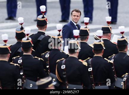 Paris, Frankreich. 14.. Juli 2021. Das am 14. Juli 2021 aufgenommene Foto zeigt den französischen Präsidenten Emmanuel Macron, der an der jährlichen Militärparade zum Tag der Bastille in Paris, Frankreich, teilnimmt. Der französische Präsident Emmanuel Macron hat am Donnerstag offiziell angekündigt, dass er bei den für April anberaumen Präsidentschaftswahlen für eine zweite Amtszeit kandidieren wird. Kredit: Gao Jing/Xinhua/Alamy Live Nachrichten Stockfoto