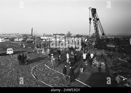 Schweres Hebezeug befreit die Trümmer der Hixon-Eisenbahnkatastrophe. Der Unfall ereignete sich am Samstag (6-1-68), nachdem ein InterCity-Zug auf dem Bahnübergang in Hixon in der Nähe von Stafford mit einem riesigen Transformator zusammenstürzte. Bei dem Unfall wurden elf Menschen getötet und vierzig verletzt. 6.. Januar 1968 Stockfoto