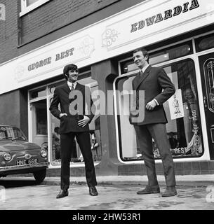 Der Fußballspieler von Manchester United, George Best, feiert mit seinem Freund Mike Summerbee die Eröffnung seiner Modeboutique. Bild aufgenommen am 14.. September 1967. Stockfoto