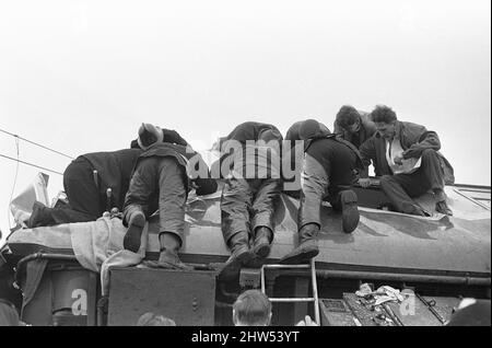 Feuerwehrleute arbeiten daran, eines der Opfer der Eisenbahnkatastrophe von Hixon in einem Wagen zu retten. Der Unfall ereignete sich am Samstag (6-1-68), nachdem ein InterCity-Zug auf dem Bahnübergang in Hixon in der Nähe von Stafford mit einem riesigen Transformator zusammenstürzte. Bei dem Unfall wurden elf Menschen getötet und vierzig verletzt. 6.. Januar 1968 Stockfoto