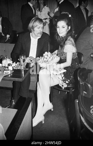 Hochzeitsempfang des polnischen Filmregisseurs Roman Polanski und seiner Braut, der amerikanischen Schauspielerin Sharon Tate, im Londoner Playboy Club nach ihrer Hochzeit im Chelsea Register Office. Bilder zeigen: Mike Sarne mit der Schauspielerin Barbara Perkins, die mit Sharon Tate in ihrem neuesten Film 'Valley of the Dolls' spielt. 20.. Januar 1968. Stockfoto