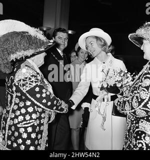 Katharine, Herzogin von Kent, besucht die Park Lane Fair im Piccadilly Hotel. 12.. November 1968. Stockfoto