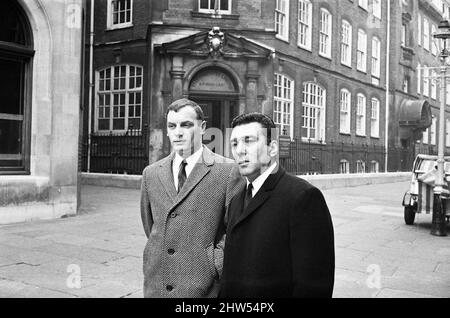 Reginald Kray, vor dem Amtsgericht der Bow Street, London, wurde wegen verschiedener Verkehrsdelikte angeklagt und bis Januar 68 vertagt, im Bild vom 24.. November 1968. Stockfoto