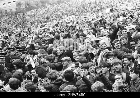 1968 Liga Division ein Spiel.Newcastle United 3 V Manchester City 4. Manchester City besiegelt die Meisterschaft mit einem Sieg über Newcastle United, bevor sie von der Menge gedrängt wird. 11. Mai 1968. Stockfoto