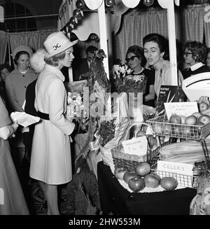 Katharine, Herzogin von Kent, besucht die Park Lane Fair im Piccadilly Hotel. 12.. November 1968. Stockfoto