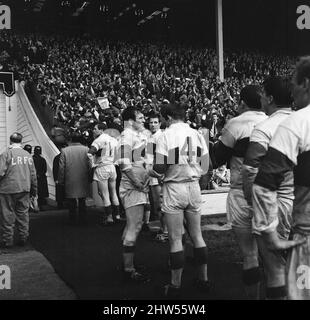 Leeds 11-10 Wakefield Trinity, Rugby League Challenge Cup Finalspiel im Wembley Stadium, London, Samstag, 11.. Mai 1968. Unser Bild Zeigt ... Don Fox von Wakefield am Ende des Spiels, nachdem er in der letzten Minute des Spiels eine Konvertierung vor den Pfosten verpasst hatte und Leeds einen 11?10-Sieg bescherte. Stockfoto