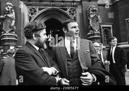 Batman-Schauspieler Adam West besucht das Unterhaus. Sein Besuch wurde von James Dunn, Labour-Abgeordneter von Kirkdale Liverpool, arrangiert. Dunn hoffte, ein Treffen zwischen Harold Wilson und Adam West zu arrangieren. James Dunn begrüßt Adam West bei seiner Ankunft am St. Stephens Eingang im Unterhaus. 9. Mai 1967. Stockfoto