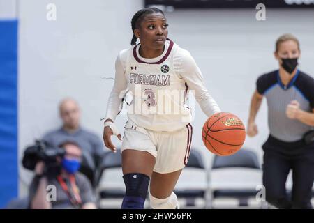 Wilmington, DE, USA. 3. März 2022. Fordham-Wachmann ASIAH DINGLE (3) dribbelt während eines Turniers zwischen No. 6 Fordham und No. 14 George Mason in Runde zwei A10 Women's Championship Donnerstag, 03. März 2022; im Chase Fieldhouse in Wilmington, DE. (Bild: © Saquan Stimpson/ZUMA Press Wire) Stockfoto