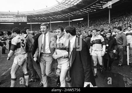 Leeds 11-10 Wakefield Trinity, Rugby League Challenge Cup Finalspiel im Wembley Stadium, London, Samstag, 11.. Mai 1968. Unser Bild Zeigt ... Don Fox von Wakefield am Ende des Spiels, nachdem er in der letzten Minute des Spiels eine Konvertierung vor den Pfosten verpasst hatte und Leeds einen 11?10-Sieg bescherte. Stockfoto