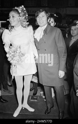 Hochzeit des polnischen Filmregisseurs Roman Polanski und seiner Braut, der amerikanischen Schauspielerin Sharon Tate, im Chelsea Register Office, London. Das Bild zeigt: Das frisch verheiratete Paar verlässt das Standesamt für ihren abendlichen Empfang im Londoner Playboy Club. 20.. Januar 1968. Stockfoto