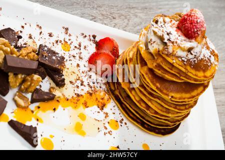 Kürbispfannkuchen mit Sauce Stockfoto