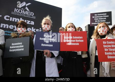 Am Sonntag, den 27. Februar 2022, nehmen Ästhetiker an einem Protest gegen die anhaltende Wirtschaftskrise in Istanbul, Türkei, Teil. Quelle: GocherImagery/MediaPunch Stockfoto