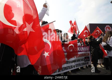 Am Sonntag, den 27. Februar 2022, nehmen Ästhetiker an einem Protest gegen die anhaltende Wirtschaftskrise in Istanbul, Türkei, Teil. Quelle: GocherImagery/MediaPunch Stockfoto