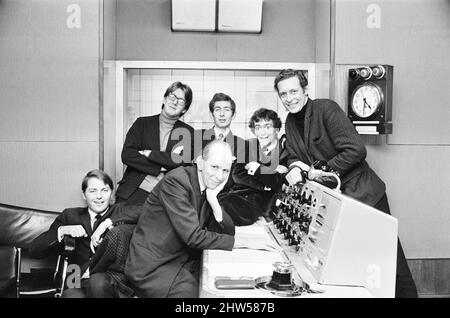 BBC Radio One Proben vor der offiziellen Veröffentlichung, Studioszenen, Broadcasting House, London, 28.. September 1967. Am Freitag, den 30. September 1967, um 7:00 Uhr wurde Radio One gestartet. Der erste Discjockey, der auf dem neuen Sender ausgestrahlt wurde, war Tony Blackburn, und die erste Platte, die gespielt wurde, war „Flowers in The Rain“ von The Move. Im Bild DJ Kenny Everett im Studio (2. von rechts) mit dem Radio One Team. Bild aufgenommen am 28.. September 1967 Stockfoto