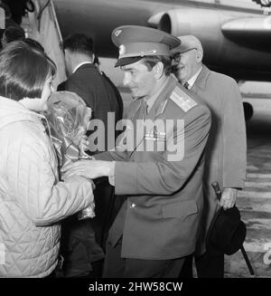 LT. Col Valery Bykovsky, sowjetischer Kosmonaut am Flughafen London-Heathrow, Donnerstag, 19.. Oktober 1967. Valery Bykovsky stellte einen Weltraumausdauerrekord auf, als er 1963 fünf Tage im Orbit an Bord von Vostok 5 verbrachte. Es bleibt der Langstreckenrekord für einen Solo-Weltraumflug. (4 Tage, 23 Stunden in Vostok 5 vom 14. Bis 19. Juni 1963) Unser Bild zeigt ... Waleri Bykowski erhält einen Blumenstrauß von Natascha, der Tochter eines Beamten der sowjetischen Botschaft. Stockfoto