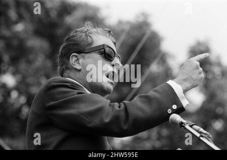 Billy Graham ging heute zu einem kurzen Treffen im Hyde Park neben Speakers Corner unter freiem Himmel. 1.. Juli 1967. Stockfoto