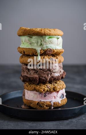 Stapel Eis-Sandwiches auf dem Teller Stockfoto