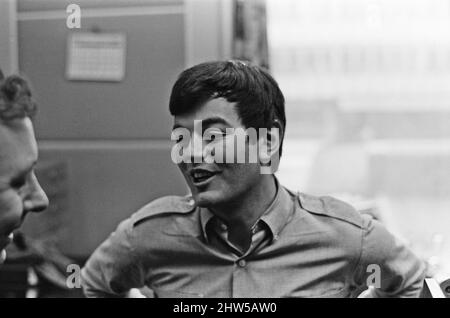 Tony Blackburn, der 22-jährige Disc Jockey, bei der Einführung der ersten Radiosendung überhaupt bei der BBC. Die BBC, Radio One startete auf 7am. Freitag 30.. September 1967 Foto aufgenommen Freitag 30.. September 1967 Stockfoto