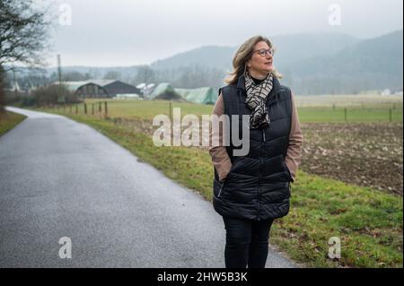 Nunkirchen, Deutschland. 28. Januar 2022. Anke Rehlinger (SPD), Ministerin für Wirtschaft, Arbeit, Energie und Verkehr und stellvertretende Ministerpräsidentin, geht in die Nähe ihres Hauses. Rehlinger ist der Spitzenkandidat der SPD für die anstehenden Landtagswahlen im Saarland. Quelle: Oliver Dietze/dpa/Alamy Live News Stockfoto