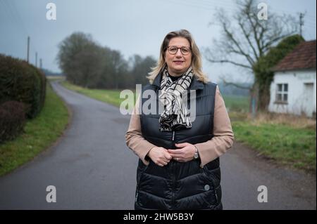 Nunkirchen, Deutschland. 28. Januar 2022. Anke Rehlinger (SPD), Ministerin für Wirtschaft, Arbeit, Energie und Verkehr und stellvertretende Ministerpräsidentin, geht in die Nähe ihres Hauses. Rehlinger ist der Spitzenkandidat der SPD für die anstehenden Landtagswahlen im Saarland. Quelle: Oliver Dietze/dpa/Alamy Live News Stockfoto