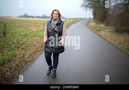 Nunkirchen, Deutschland. 28. Januar 2022. Anke Rehlinger (SPD), Ministerin für Wirtschaft, Arbeit, Energie und Verkehr und stellvertretende Ministerpräsidentin, geht in die Nähe ihres Hauses. Rehlinger ist der Spitzenkandidat der SPD für die anstehenden Landtagswahlen im Saarland. Quelle: Oliver Dietze/dpa/Alamy Live News Stockfoto