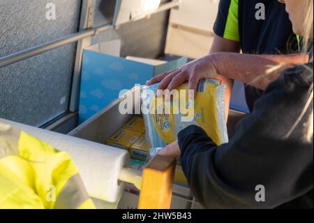 Kelsterbach, Deutschland. 03. März 2022. Ein Mitarbeiter packt Windeln in einen großvolumigen Krankenwagen des Rettungsdienstes „Veritas Ambulance“, der an eine ukrainische Hilfsorganisation an der polnisch-ukrainischen Grenze übergeben wird. (Zu dpa „jeder will der Ukraine helfen – aber welche Hilfe ist nachhaltig?“) Quelle: Sebastian Gollnow/dpa/Alamy Live News Stockfoto