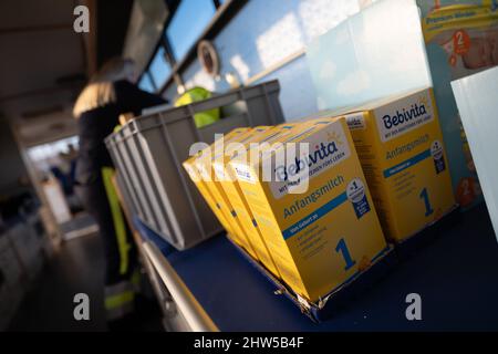 Kelsterbach, Deutschland. 03. März 2022. Milchpulver für Neugeborene steht in einem großvolumigen Krankenwagen des Rettungsdienstes „Veritas Ambulanz“, der an eine ukrainische Hilfsorganisation an der polnisch-ukrainischen Grenze übergeben wird. (Zu dpa „jeder will der Ukraine helfen – aber welche Hilfe ist nachhaltig?“) Quelle: Sebastian Gollnow/dpa/Alamy Live News Stockfoto