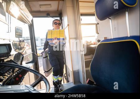 Kelsterbach, Deutschland. 03. März 2022. Ein Mitarbeiter bringt Milchpulver für Neugeborene zu einem großvolumigen Krankenwagen des Rettungsdienstes „Veritas Ambulanz“, der an eine ukrainische Hilfsorganisation an der polnisch-ukrainischen Grenze übergeben wird. (Zu dpa „jeder will der Ukraine helfen – aber welche Hilfe ist nachhaltig?“) Quelle: Sebastian Gollnow/dpa/Alamy Live News Stockfoto