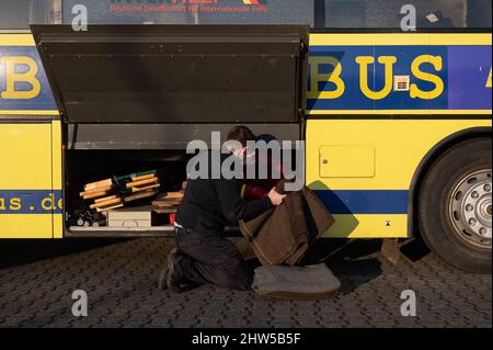 Kelsterbach, Deutschland. 03. März 2022. Ein Mitarbeiter packt Decken in einen großvolumigen Krankenwagen des Rettungsdienstes „Veritas Ambulance“, der an eine ukrainische Hilfsorganisation an der polnisch-ukrainischen Grenze übergeben wird. (Zu dpa „jeder will der Ukraine helfen – aber welche Hilfe ist nachhaltig?“) Quelle: Sebastian Gollnow/dpa/Alamy Live News Stockfoto