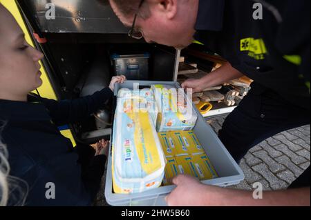 Kelsterbach, Deutschland. 03. März 2022. Mitarbeiter verpacken Hilfsgüter in einen großvolumigen Krankenwagen des Rettungsdienstes „Veritas Ambulanz“, der an eine ukrainische Hilfsorganisation an der polnisch-ukrainischen Grenze übergeben wird. (Zu dpa „jeder will der Ukraine helfen – aber welche Hilfe ist nachhaltig?“) Quelle: Sebastian Gollnow/dpa/Alamy Live News Stockfoto