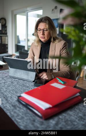 Nunkirchen, Deutschland. 28. Januar 2022. Anke Rehlinger (SPD), Ministerin für Wirtschaft, Arbeit, Energie und Verkehr und stellvertretende Ministerpräsidentin, arbeitet in ihrem Wohnzimmer zu Hause. Rehlinger ist der Spitzenkandidat der SPD für die anstehenden Landtagswahlen im Saarland. Quelle: Oliver Dietze/dpa/Alamy Live News Stockfoto