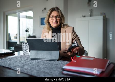 Nunkirchen, Deutschland. 28. Januar 2022. Anke Rehlinger (SPD), Ministerin für Wirtschaft, Arbeit, Energie und Verkehr und stellvertretende Ministerpräsidentin, arbeitet in ihrem Wohnzimmer zu Hause. Rehlinger ist der Spitzenkandidat der SPD für die anstehenden Landtagswahlen im Saarland. Quelle: Oliver Dietze/dpa/Alamy Live News Stockfoto