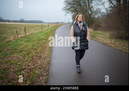 Nunkirchen, Deutschland. 28. Januar 2022. Anke Rehlinger (SPD), Ministerin für Wirtschaft, Arbeit, Energie und Verkehr und stellvertretende Ministerpräsidentin, geht in die Nähe ihres Hauses. Rehlinger ist der Spitzenkandidat der SPD für die anstehenden Landtagswahlen. Quelle: Oliver Dietze/dpa/Alamy Live News Stockfoto