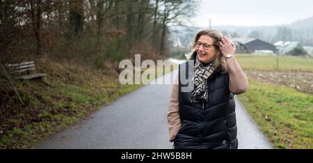 Nunkirchen, Deutschland. 28. Januar 2022. Anke Rehlinger (SPD), Ministerin für Wirtschaft, Arbeit, Energie und Verkehr und stellvertretende Ministerpräsidentin, geht in die Nähe ihres Hauses. Rehlinger ist der Spitzenkandidat der SPD für die anstehenden Landtagswahlen im Saarland. Quelle: Oliver Dietze/dpa/Alamy Live News Stockfoto