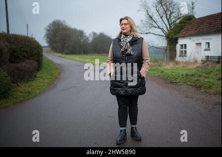 Nunkirchen, Deutschland. 28. Januar 2022. Anke Rehlinger (SPD), Ministerin für Wirtschaft, Arbeit, Energie und Verkehr und stellvertretende Ministerpräsidentin, geht in die Nähe ihres Hauses. Rehlinger ist der Spitzenkandidat der SPD für die anstehenden Landtagswahlen im Saarland. Quelle: Oliver Dietze/dpa/Alamy Live News Stockfoto