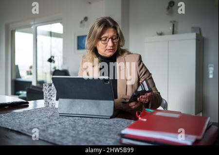 Nunkirchen, Deutschland. 28. Januar 2022. Anke Rehlinger (SPD), Ministerin für Wirtschaft, Arbeit, Energie und Verkehr und stellvertretende Ministerpräsidentin, arbeitet in ihrem Wohnzimmer zu Hause. Rehlinger ist der Spitzenkandidat der SPD für die anstehenden Landtagswahlen im Saarland. Quelle: Oliver Dietze/dpa/Alamy Live News Stockfoto