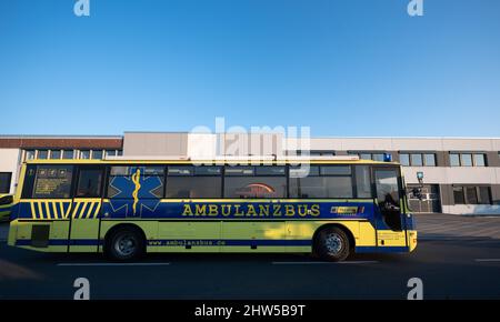 Kelsterbach, Deutschland. 03. März 2022. Ein großvolumigen Krankenwagen des Rettungsdienstes „Veritas Ambulanz“ wird an eine ukrainische Hilfsorganisation an der polnisch-ukrainischen Grenze übergeben. (Zu dpa „jeder will der Ukraine helfen – aber welche Hilfe ist nachhaltig?“) Quelle: Sebastian Gollnow/dpa/Alamy Live News Stockfoto