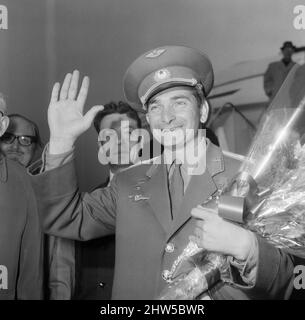 LT. Col Valery Bykovsky, sowjetischer Kosmonaut am Flughafen London-Heathrow, Donnerstag, 19.. Oktober 1967. Valery Bykovsky stellte einen Weltraumausdauerrekord auf, als er 1963 fünf Tage im Orbit an Bord von Vostok 5 verbrachte. Es bleibt der Langstreckenrekord für einen Solo-Weltraumflug. (4 Tage, 23 Stunden in Vostok 5 vom 14. Bis 19. Juni 1963) Unser Bild zeigt ... LT. Col Valery Bykovsky mit einem Blumenstrauß. Stockfoto