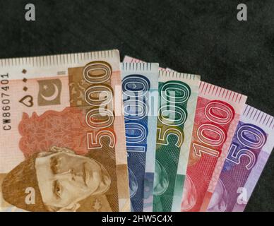 Fünftausend, tausend, fünfhundert, hundertfünfzig Rupien Stockfoto