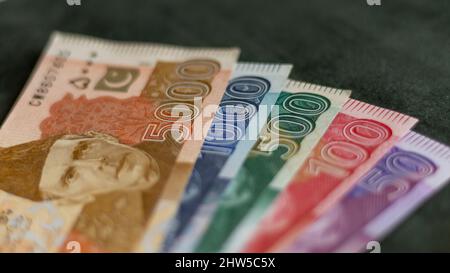 Pakistanische Banknoten setzen die Sammlung mit selektivem Fokus Stockfoto