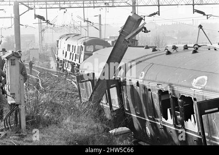 Der Eisenbahnunfall von Stechford 1967 ereignete sich am 28.. Februar 1967 am Bahnhof Stechford in der Gegend von Stechford in Birmingham, England. Hauptursache - Treiberfehler. Sekundäre Ursache - Shunter-Fehler. Ergebnis Nebeneinanderprall, Entgleisung, Kollision mit der Struktur. 9 Tote, 16 Verletzte. Eine Diesellokomotive der Baureihe 24 war mit einem Ballastzug am Stechford-Nebengleise angekommen. Dies sollte nach Nuneaton zurückkehren und so musste die Lokomotive um den Zug fahren. Es gab zu viele Waggons, um die Rundlaufschleife zu verwenden, so dass der Head Shunter beschloss, die Lok über die m herumzufahren Stockfoto