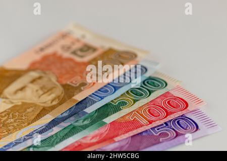 Pakistanische Geldscheine auf isoliertem weißem Hintergrund mit selektivem Fokus Stockfoto