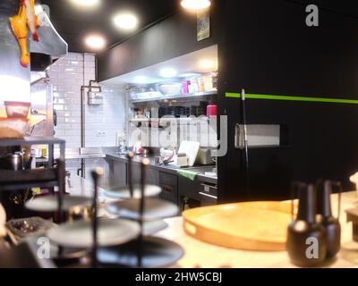 Konzentrieren Sie sich auf eine Restaurantküche mit fertig gestapelten Tellern Stockfoto