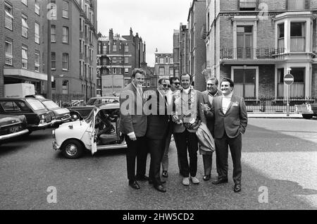 Der amerikanische Rock and Roll-Sänger Bill Haley mit seiner Band The Comets in London kurz vor ihrem Auftritt in der Royal Albert Hall. 28.. April 1968. Stockfoto